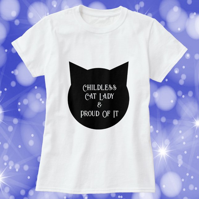 Barnlösa Katt Dam och stolthet över det T Shirt (A funny shirt that says Childless Cat Lady & Proud of It)