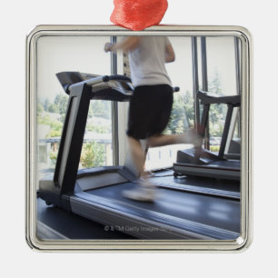 Barnmanspring på en treadmill på den vård- julgransprydnad metall