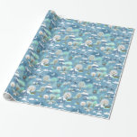 Barnomaliknande vinterscen i Pappra blåskorgen Presentpapper<br><div class="desc">En barnlik vintern under himlen i blues and aquas tillägger detta pappra omslag. SKUTT och renar som är bundna av de stora floderna,  medan snö faller på träd och på en fredlig stads tak.  Perfekt till jul kan detta papper också användas för Chanukah eller andra vinter-tillfälle. glad helg!</div>
