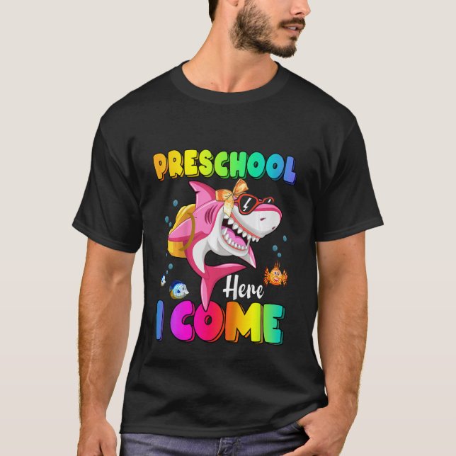Barns förskool här Komar jag Shark-ryggsäck tillba T Shirt (Framsida)