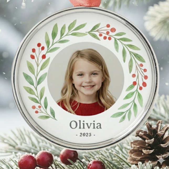 Barns fotopatandag jul 2025 julgransprydnad metall ( personalized photo ornament with a watercolor wreath, nestled in a snowy, festive scene.)