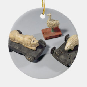 Barns leksaker: en igelkott, ett lejont och en julgransprydnad keramik