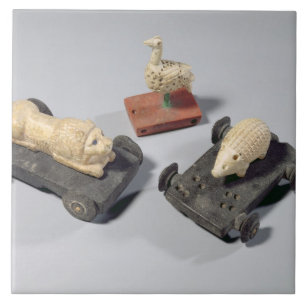 Barns leksaker: en igelkott, ett lejont och en kakelplatta