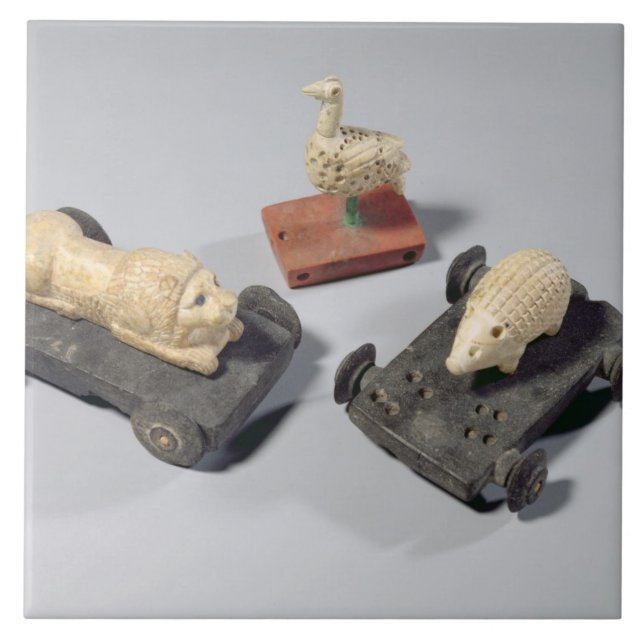 Barns leksaker: en igelkott, ett lejont och en kakelplatta (Framsidan)