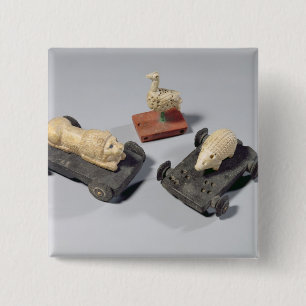 Barns leksaker: en igelkott, ett lejont och en knapp