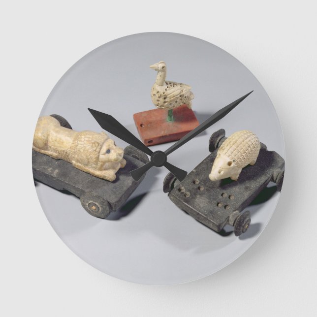 Barns leksaker: en igelkott, ett lejont och en rund klocka (Framsida)