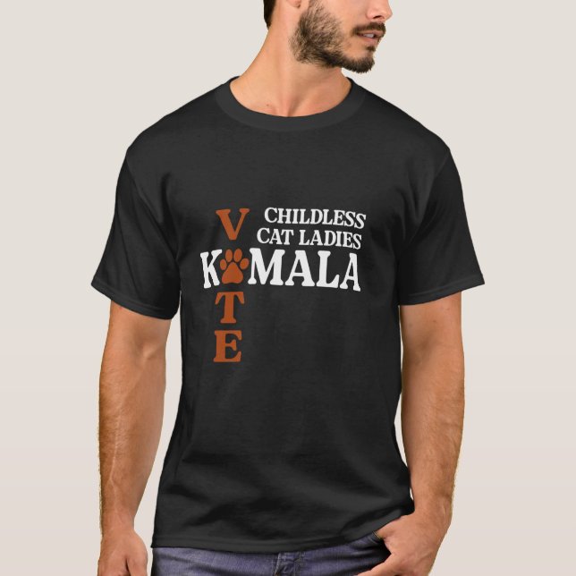 Barnsoldat Kat Dam Omröstning om Kamala Harris 202 T Shirt (Framsida)