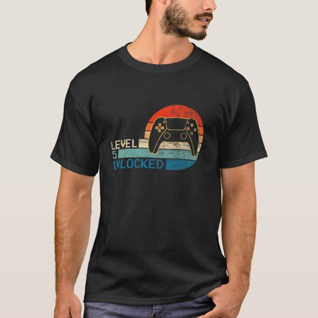 Barnvideospelsstyrenhet olåst nivå 5-födelsetal t shirt (Framsida)