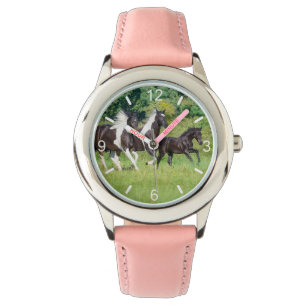 Barock Pinto Horses Herd med Cute Foal Galloping Armbandsur