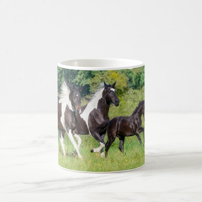 Barock Pinto Horses Herd med Cute Foal Galloping Kaffemugg (Center)