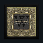 Baroque Black Guld Bröllop-årsdag Giftbox Minnesask<br><div class="desc">Baroque Damask inspirerade till utformning med anpassade text och monogram. En mycket snyggt guld och svart snöre liknar design. Slimmad och elegant personligt bröllp, årsdag eller förlovning närvarande. Anpassa med namn, årsdag och monogram eller siffror - som är gjorda i en underbar presentlåda av trä till behållans trinketer, smyckeskrin för...</div>