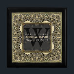 Baroque Black Guld Bröllop-årsdag Giftbox Minnesask<br><div class="desc">Baroque Damask inspirerade till utformning med anpassade text och monogram. En mycket snyggt guld och svart snöre liknar design. Slimmad och elegant personligt bröllp, årsdag eller förlovning närvarande. Anpassa med namn, årsdag och monogram eller siffror - som är gjorda i en underbar presentlåda av trä till behållans trinketer, smyckeskrin för...</div>