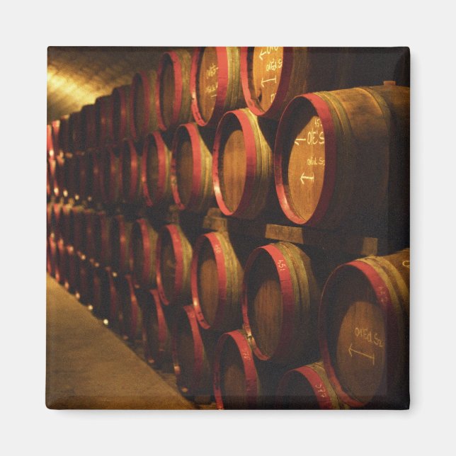 Barreler från Tokaj vin som är staplade i Disznoko Magnet (Framsidan)