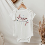 BARRY Little Slugger Baseball Sports Thome T Shirt<br><div class="desc">Den här bodykostymen i baby har söt baseball snöre linjer,  en baseball fladdermus och ett roligt återformaterat typsnitt med ord,  "lille slugger". Den här baby-skottdräkten är perfekt för en idrottsälskande mamma och pappa att vara eller fira ett basebolltema första födelsedagsfesten.</div>