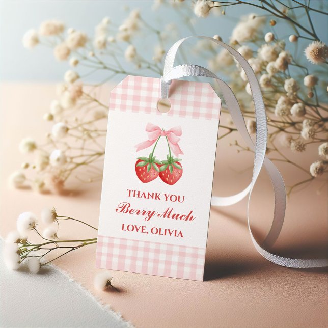 Bärsoet jordgubbsfödelsedag Rosa Band Gingham Presentetikett (Skapare uppladdad)