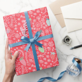 Bärsoßröd jordgubbsmönster presentpapper