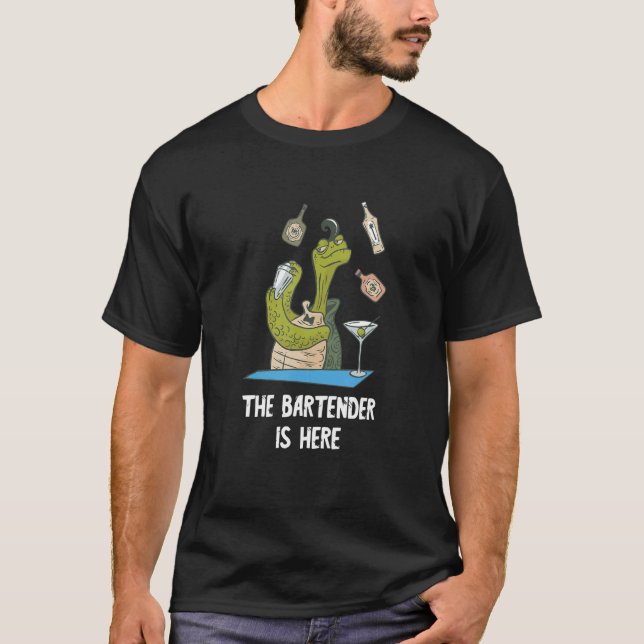 Bartender är här med Mixolog Pub Worker Turtle T Shirt (Framsida)
