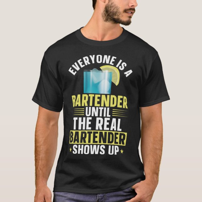 Bartender Mixolog Alla är en bartender tills T Shirt (Framsida)