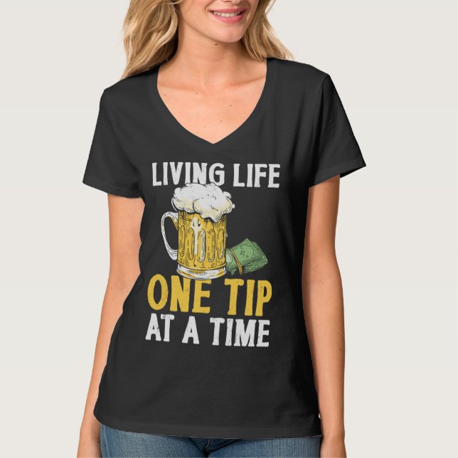 Bartender Mixologist Living Life One Tip At A Time T Shirt (Framsida)