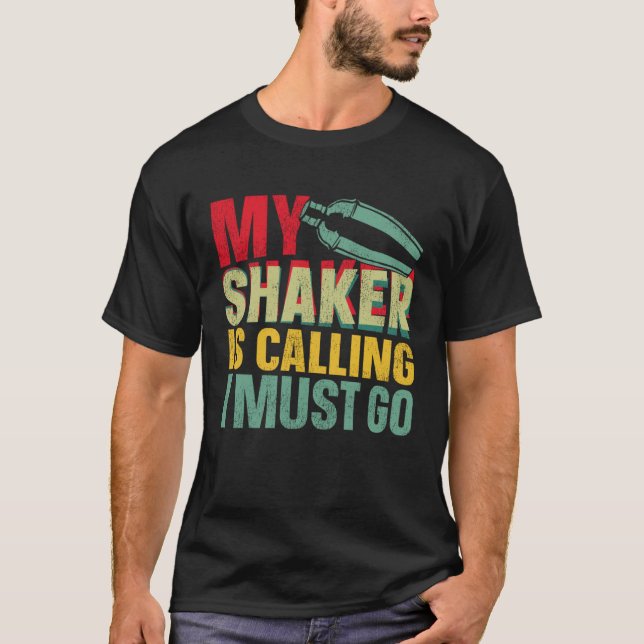 Bartender Mixologist My Shaker Is Calling I Must G T Shirt (Framsida)