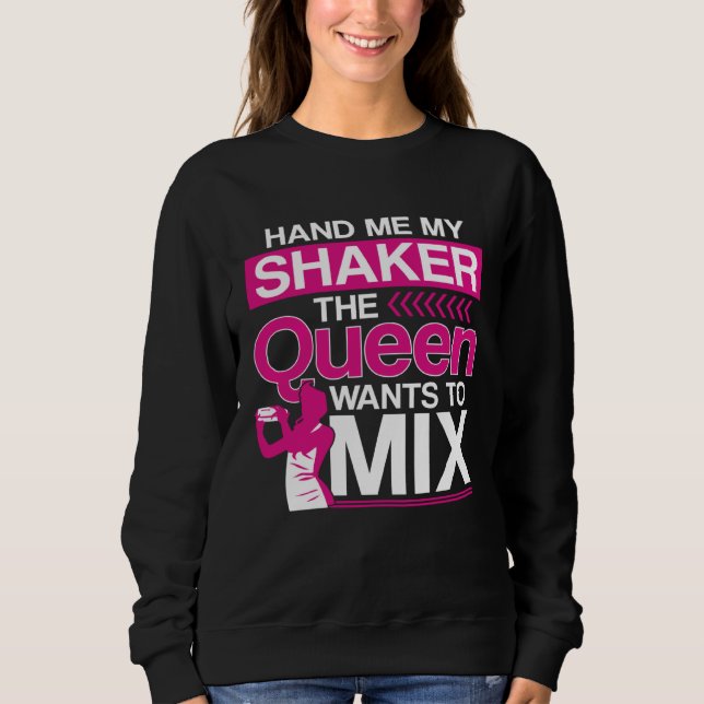 Bartender Mixologist Queen Hand Me My Shaker The Q T Shirt (Framsida)