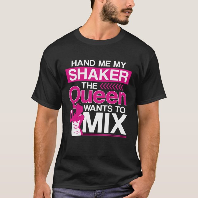 Bartender Mixologist Queen Hand Me My Shaker The Q T Shirt (Framsida)