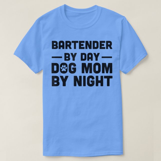 Bartender per dag Hund Mamma per natt T Shirt (Design framsida)