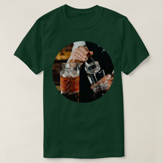 Bartender som förbereder en cocktailnegroni t shirt (Design framsida)