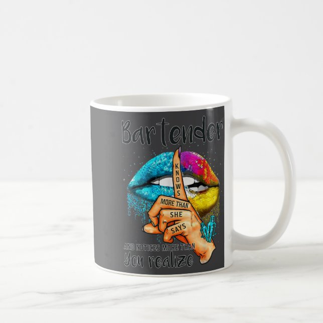 Bartendern Vet Mer Än Hon Säger Och Lägger Märke T Kaffemugg (Höger)