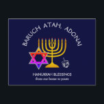 BARUCH ATAH ADONAI | Hanukkah Blessings Helg Vykort<br><div class="desc">Snyggt, modernt vykort för ditt HANUKKAH hälsning. Design visar en MENORAH-färgad i guld med flerfärgad STAR AV DAVID och silver grått DREIDEL. I överkanten finns en böjd text som säger BARUCH ATAH, ADONAI (välsignad är du, O Gud) och under texten står HANUKKAH BLESSINGS FRÅN VÅRT HEMMA TILL ER. På andra...</div>