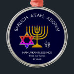 BARUCH ATAH ADONAI | Hanukkah Blessings Julgransprydnad Metall<br><div class="desc">Snyggt, elegant för din HINUKKAH-dekoration. Design visar en MENORAH-färgad i guld med flerfärgad STAR AV DAVID och silver grått DREIDEL. I överkanten finns en böjd text som säger BARUCH ATAH, ADONAI (välsignad är du, O Gud) och under texten står HANUKKAH BLESSINGS FRÅN VÅRT HEMMA TILL ER. ALL TEXT ÄR-ANPASSADE, så...</div>