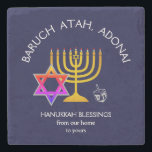 BARUCH ATAH ADONAI | Hanukkah Blessings Stenunderlägg<br><div class="desc">Snyggt, elegant Stone Underlägg för din HANUKKAH bord-dekorator. Design visar en MENORAH-färgad i guld med flerfärgad STAR AV DAVID och silver grått DREIDEL. I överkanten finns en böjd text som säger BARUCH ATAH, ADONAI (välsignad är du, O Gud) och under texten står HANUKKAH BLESSINGS FRÅN VÅRT HEMMA TILL ER. ALL...</div>