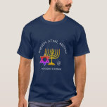 BARUCH ATAH ADONAI | Hanukkah Blessings T Shirt<br><div class="desc">Modern, snyggt HANUKKAH BLESSINGS T-shirt. Design visar en MENORAH-färgad i guld med flerfärgad STAR AV DAVID och silver grått DREIDEL. I överkanten finns en böjd text som säger BARUCH ATAH, ADONAI (välsignad är du, O Gud) och under texten står HANUKKAH BLESSINGS FRÅN VÅRT HEMMA TILL ER. ALL TEXT ÄR-ANPASSADE, så...</div>