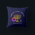 BARUCH ATAH ADONAI Hanukkah Kudde<br><div class="desc">BARUCH ATAH ADONAI Hanukkah Dekorativ kudde. Design visar en MENORAH-färgad i guld med flerfärgad STAR AV DAVID och silver grått DREIDEL. I toppen finns en böjd text som säger BARUCH ATAH, ADONAI (välsignad är du, O Gud) och under texten står HANUKKAH BLESSINGS. ALL TEXT ÄR ANPASSADE, så att du kan...</div>