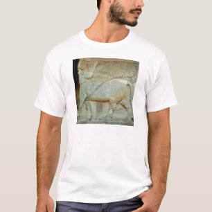 Bas-lättnad av en anthropomorphic tjur tee shirt