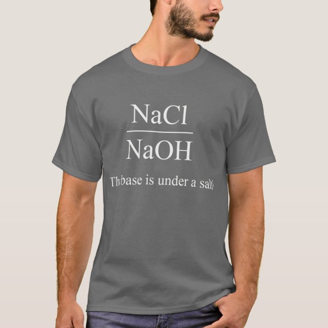 Base är under ett salt (mörk) t-shirt (Framsida)