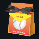 Baseball Anpassningsbar Coach 70th Birthday Gift Presentaskar<br><div class="desc">Anpassningsbar Party Gift Toppen Budget Speciell Favorboxar Gör din basketbolltematiska händelse oförglömlig med de här anpassningsbar basketbollarna! 🏀 Perfekt för födelsedagar, team firande och sportbanketter, lägger dessa budgetvänliga partifavoriseringsrutor till en roligt och personlig. Fyll dem med slitbanor, små presenter eller knappar för gästerna att njuta av. Beställ nu och gör...</div>