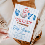 Baseball Baby Shower-sport tema Inbjudningar<br><div class="desc">Kort för inbjudan till babydusch på spjuttemat med illustrationer av baseboll och fladdermus. I typografitexten står det: "Åh,  pojke! en liten slugger är på väg." Det blå och röda färg.</div>