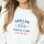 Baseball Baseline Social Klubb med ligan namn T Shirt<br><div class="desc">Få redo att visa upp ditt basebollplan mamma-pride med vår baseball fläkt t-shirt: ett elegant-teckensnitt som säger "SIDELINE SOCIAL KLUBB" och tre lägerstolar och baseboll och stjärnor. Vi har lämnat ett speciellt utrymme bara för ditt lags namn, vilket gör att du kan anpassa den här designen och verkligen göra den...</div>