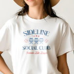 Baseball Baseline Social Klubb med ligan namn T Shirt<br><div class="desc">Få redo att visa upp ditt basebollplan mamma-pride med vår baseball fläkt t-shirt: ett elegant-teckensnitt som säger "SIDELINE SOCIAL KLUBB" och tre lägerstolar och baseboll och stjärnor. Vi har lämnat ett speciellt utrymme bara för ditt lags namn, vilket gör att du kan anpassa den här designen och verkligen göra den...</div>