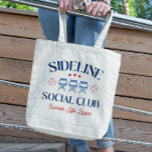 Baseball Baseline Social Klubb med ligan namn Tygkasse<br><div class="desc">Få redo att visa upp ditt baseball mamma-pride med vår fina väska: ett elegant som säger "SIDELINE SOCIAL KLUBB" och tre lägerstolar och baseboll och stjärnor. Vi har lämnat ett speciellt utrymme bara för ditt lags namn, vilket gör att du kan anpassa den här designen och verkligen göra den till...</div>