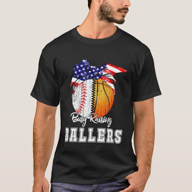 Baseball Basketball Mom Busy Raising Ballers Ameri T Shirt (Framsida)