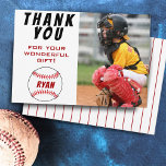 Baseball Birthday Photo Kids Baseball Tack Kort<br><div class="desc">Basebollens födelsedag tack vare ditt kort med foto, tack, namn och baseball bollar. Kortet är i vitt, rött och svart färg. På baksidan av kortet är röd rand på vitt. Fototackkort - lägg till barnfoto i mallen. Anpassa kortet med namn och din text. Underbar för barn som kärlek baseball och...</div>