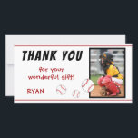 Baseball Birthday Photo Kids Tack Kort<br><div class="desc">Baseball födelsedagstack,  kort med foto. Tack,  namn och baseball bollar. Kortet är i vitt,  rött och svart färg. På baksidan av kortet är en baseboll mönster. Fototackkort - lägg till barnfoto i mallen. Anpassa kortet med namn och din text. Underbar för barn som kärlek baseball och sport.</div>