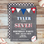 Baseball Boll Chalkboard Sports Barns födelsedag Inbjudningar<br><div class="desc">Baskan Boll Chalkboard Sports Barns födelsedag bjuder in. Cute baseball födelsedagsfest Card. Utformningen har baseball bollar och buntar flaggor i rött, vitt och blått färg mot en kritbakgrund. Anpassa den här födelsedagen inbjudan med ett barns namn, ålder och anpassa alla data på inbjudan. Underbar som födelsedagsfest inbjudan för en pojke...</div>
