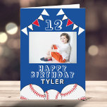 Baseball Boll Flaggor Blue Sports Boy Photo Birthd Kort<br><div class="desc">Baseball Boll Flaggor Blue Sports Boy Photo Birthday Card. Utformningen har baseball bollar och födelsedagsfest buntar flaggor i rött och vitt färg. Lägg till foto,  namn,  ålder och text och gör ett eget födelsedagskort. Underbar för pojkar och flickor som kärlek baseboll.</div>