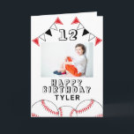 Baseball Boll Flaggor Sports Kids Photo Birthday C Kort<br><div class="desc">Baseball Boll Flaggor idrottar barnfoto på födelsedagskort. Utformningen har baseball bollar och födelsedagsfest som buntar flaggor i rött,  svart och vitt färg. Lägg till foto,  namn,  ålder och text och gör ett eget födelsedagskort. Underbar för pojkar och flickor som kärlek baseboll.</div>