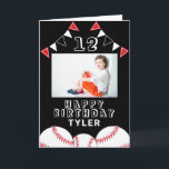 Baseball Boll Flaggor Sports Kids Photo Birthday Kort<br><div class="desc">Baseball Boll Flaggor idrottar barnfoto på födelsedagskort. Utformningen har baseball bollar och födelsedagsfest som buntar flaggor i rött,  svart och vitt färg. Lägg till foto,  namn,  ålder och text och gör ett eget födelsedagskort. Underbar för pojkar och flickor som kärlek baseboll.</div>