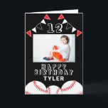 Baseball Boll Flaggor Sports Kids Photo Birthday Kort<br><div class="desc">Baseball Boll Flaggor idrottar barnfoto på födelsedagskort. Utformningen har baseball bollar och födelsedagsfest som buntar flaggor i rött,  svart och vitt färg. Lägg till foto,  namn,  ålder och text och gör ett eget födelsedagskort. Underbar för pojkar och flickor som kärlek baseboll.</div>