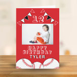 Baseball Boll Flaggor Sports Kids Photo Birthday Kort<br><div class="desc">Baseball Boll Flaggor idrottar barnfoto på födelsedagskort. Utformningen har baseball bollar och födelsedagsfest som buntar flaggor i rött,  svart och vitt färg. Lägg till foto,  namn,  ålder och text och gör ett eget födelsedagskort. Underbar för pojkar och flickor som kärlek baseboll.</div>